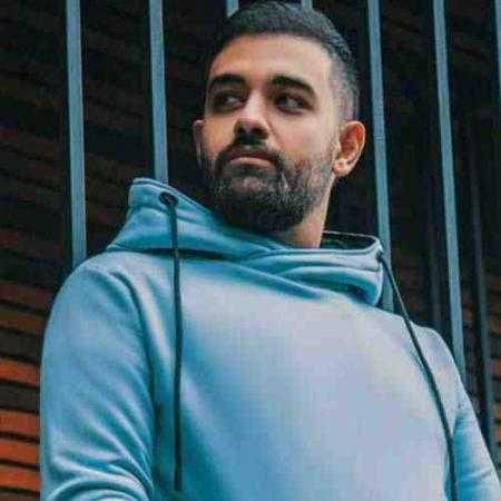 دانلود آهنگ سهیل مهرزادگان به نام یه گل چیه برات هزار و یکی گل میارم یه روز دو روز چیه به پات عمرمو میذارم